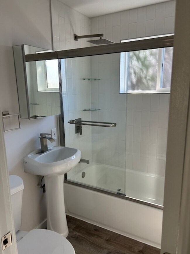 Building Photo - Newly Remodeled Duplex