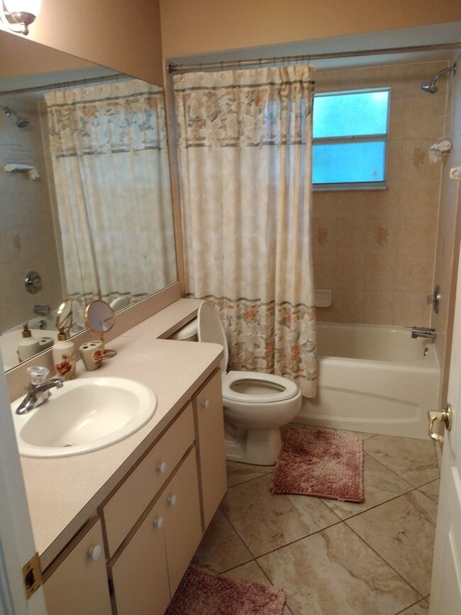 Building Photo - 3 Bedroom 2 Bath House 2 car garage with Large screened in porch! Tenant occupied till March 31st