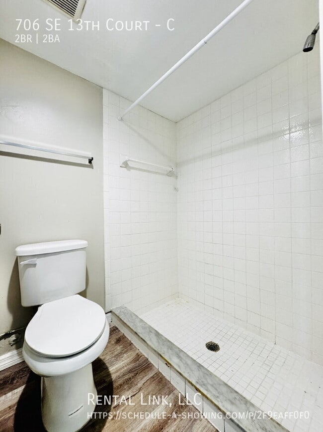 Building Photo - 706 SE 13th Ct