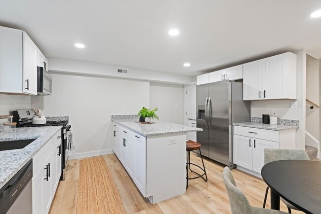 Building Photo - Cozy Completely Renovated Home Minutes fro...
