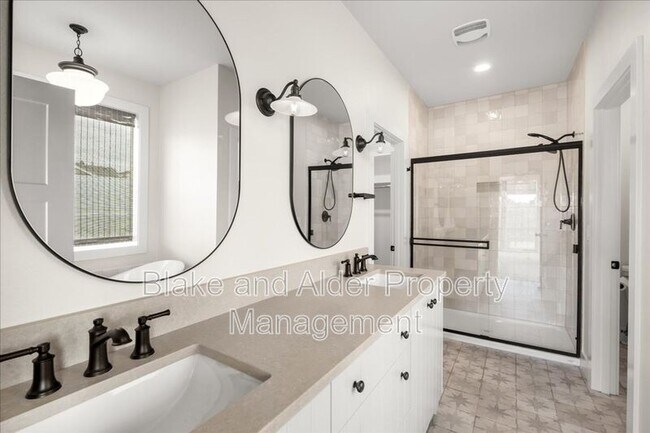 Building Photo - 496 NW Cascade Mountain Dr