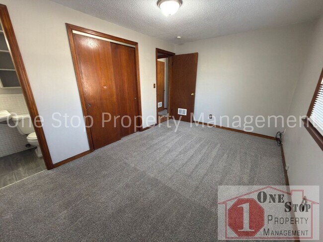 Building Photo - Amazing 3 Bedroom, 1.5 Bathroom in Raytown!