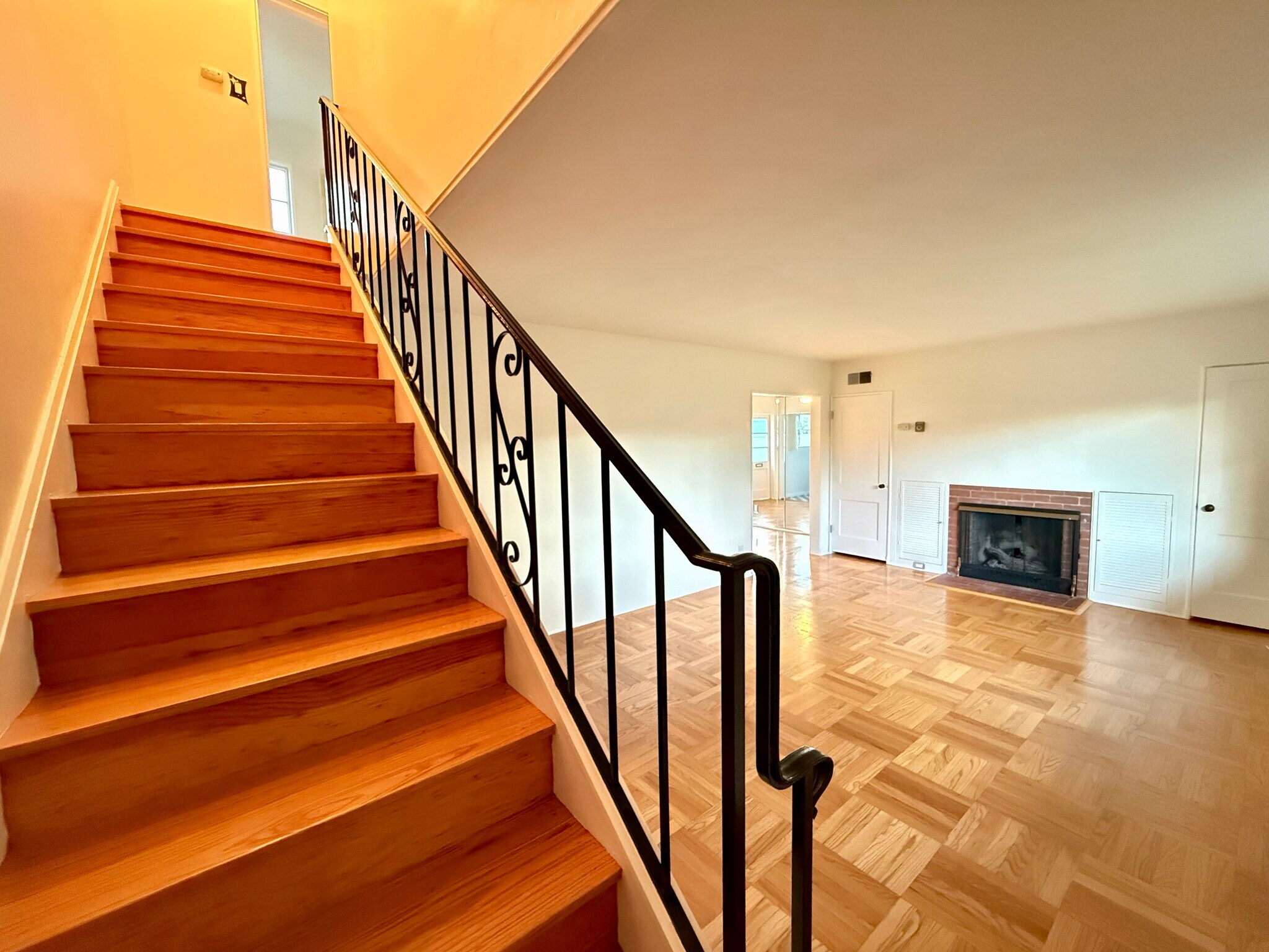 Building Photo - 5560 Village Grn