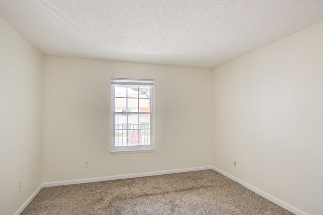 Building Photo - 2 Bedroom, 2 Bath Updated Condo, Newpointe...