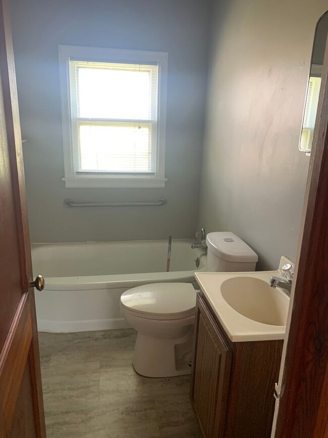 Building Photo - 2 bedroom, 2 bath house located near water...