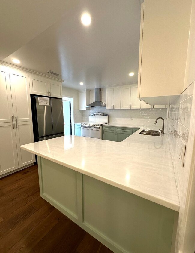 Building Photo - Craftsman Charmer 2 Bedroom 1 1/2 bath (Back yard not included)