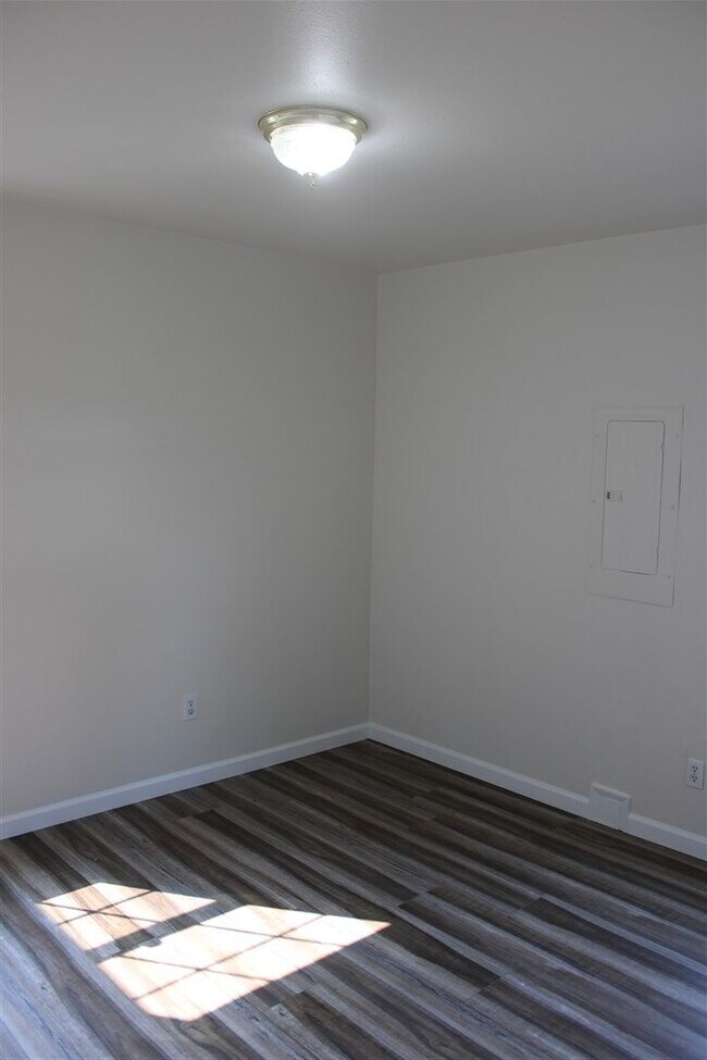 Building Photo - 3 Bedroom, 1.5 Bathroom House! Available now!
