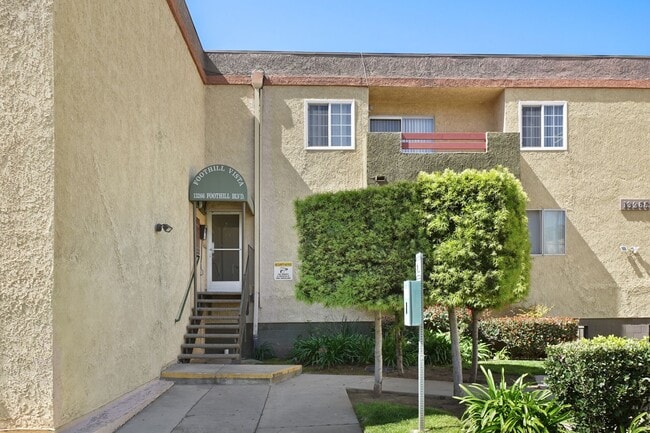 Building Photo - Updated 1BD/1BA Apartment in well maintained Complex in Sylmar.