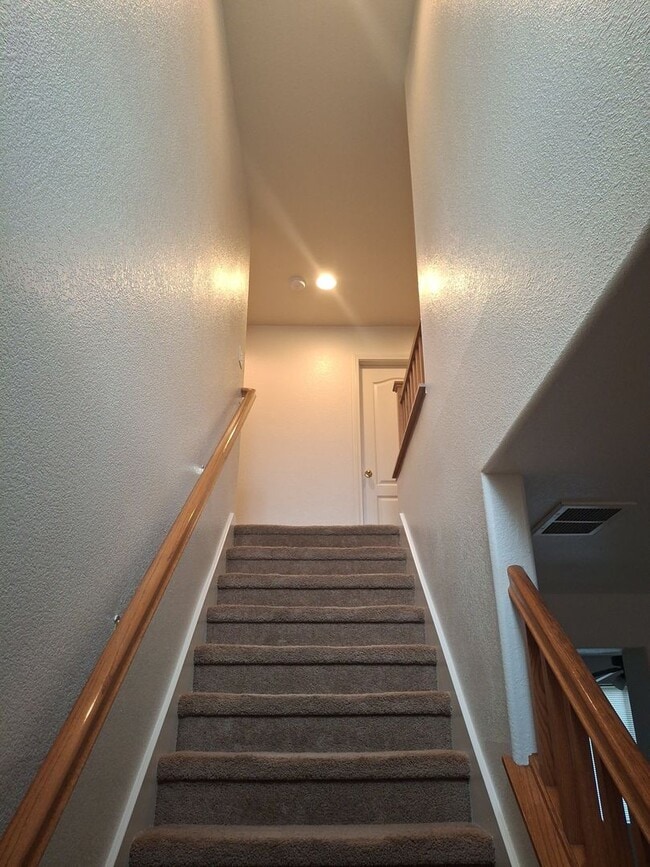 Building Photo - Lincoln Crossing, 2 Story 4 Bedroom, 2.5 bath, 2225sqft, Access to Clubhouse Pool & Amenities, Cu...