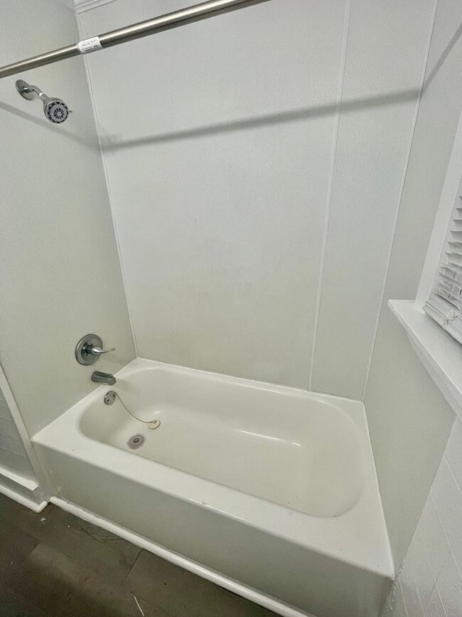 Building Photo - This adorable  2 Bedroom 1 bath home on Glenwood Drive