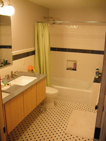 third floor shared bathroom - 5047 Hazel Ave