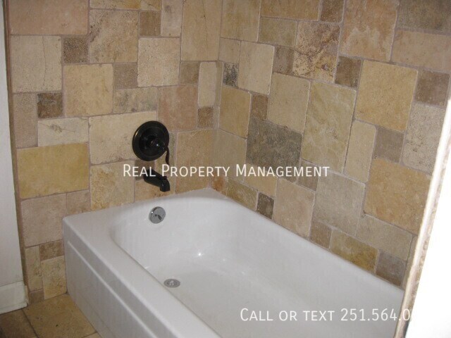 Building Photo - 5710 Green Hill Ct