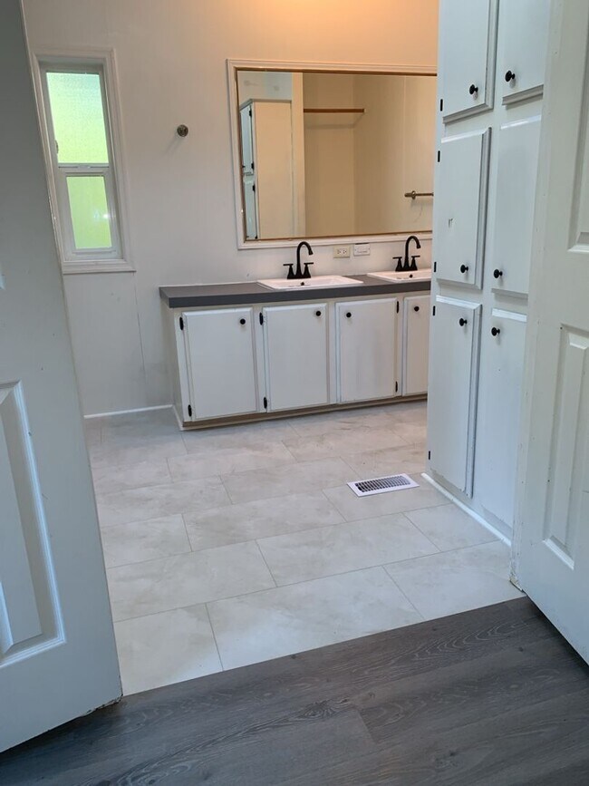 Building Photo - Stunning manufactured home w/detached garage!