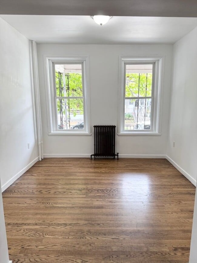 Building Photo - 5 Bedroom Semi-Detached Spacious Home