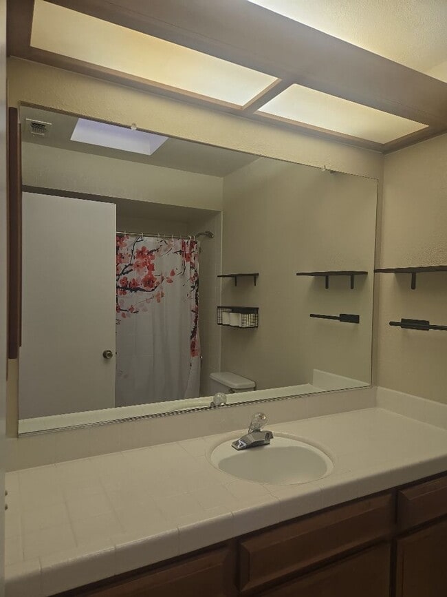 Building Photo - Charming Single Story 3 Bed 2 Bath House