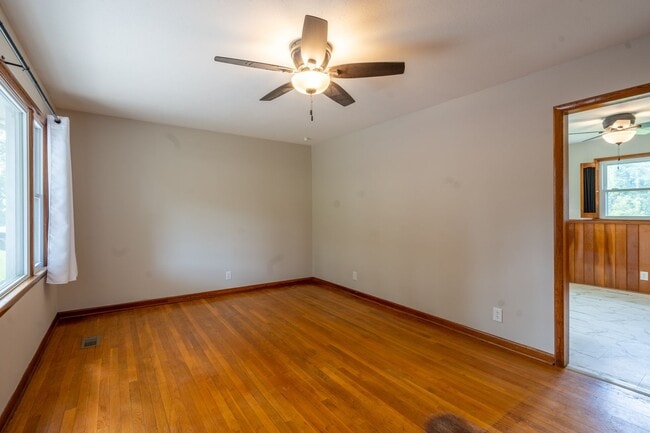 Building Photo - 2+ bedrooms and 1.5bath house with office ...