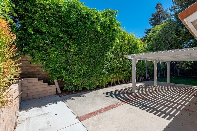 Building Photo - 3235 W Sierra Dr