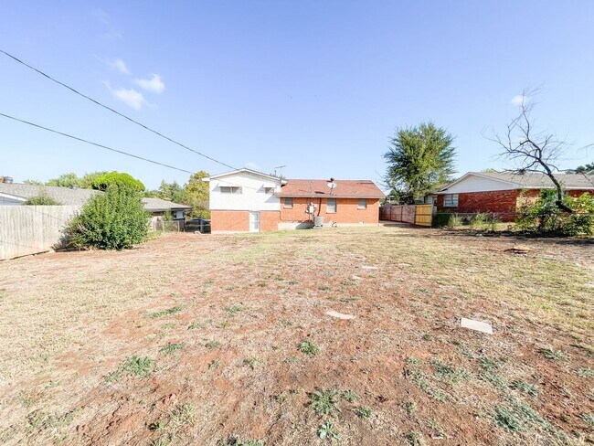 Building Photo - 3 Bed/1.5 Bath/2 car garage home in Midwest City.
