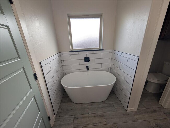 Building Photo - 405 NW 115th St