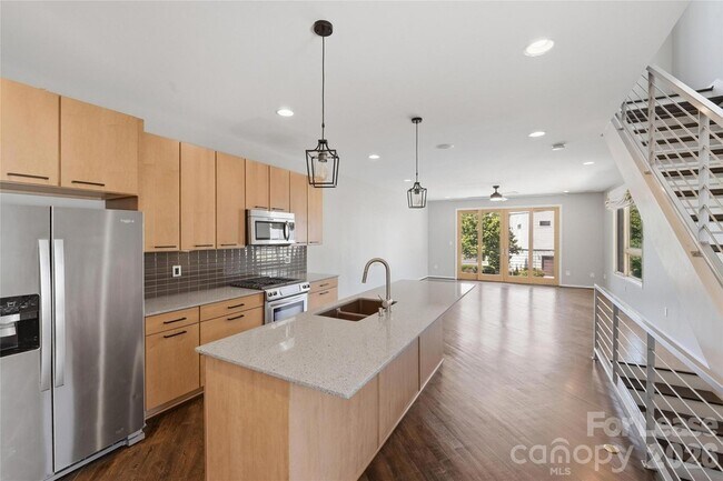 Building Photo - 919 Westbrook Dr