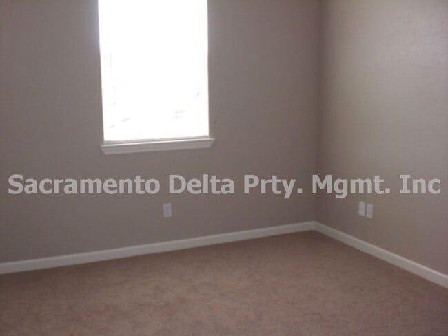 Building Photo - Beautiful 3 bedroom 2.5 bath in Folsom