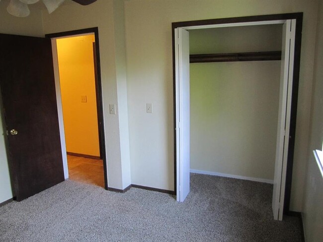 Building Photo - 820 Russell Cir