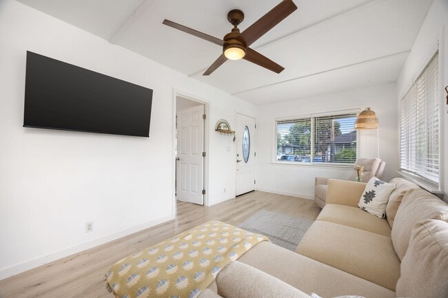 Building Photo - North Shore Boho Aloha Cottage | 2 Bed, 1 Bath | Available August 1, 2026