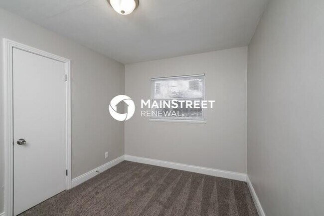 Building Photo - 3 Bedroom Pet-Friendly Home in LOUISVILLE, KY with Main Street Renewal