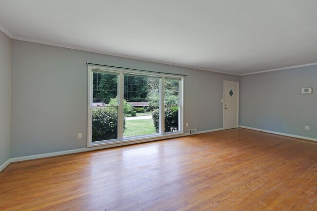 Building Photo - 1260 Shore Dr SW