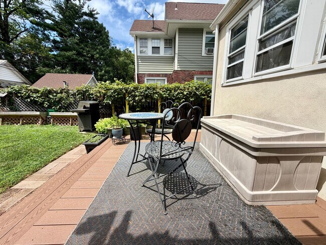 Building Photo - Stunning 4-Bed/2-Bath Home in the heart of Lansdowne! Available First Week of September!