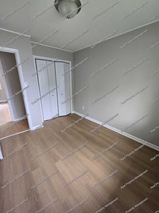 Building Photo - Updated 4 Bedroom