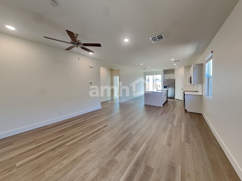 Building Photo - 850 English Primrose St
