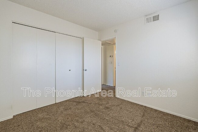 Building Photo - 2232 W Lindner Ave