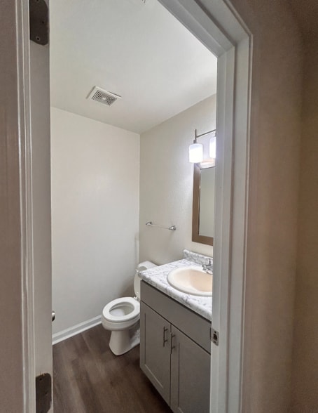 Building Photo - 1021 Fords Pointe Cir