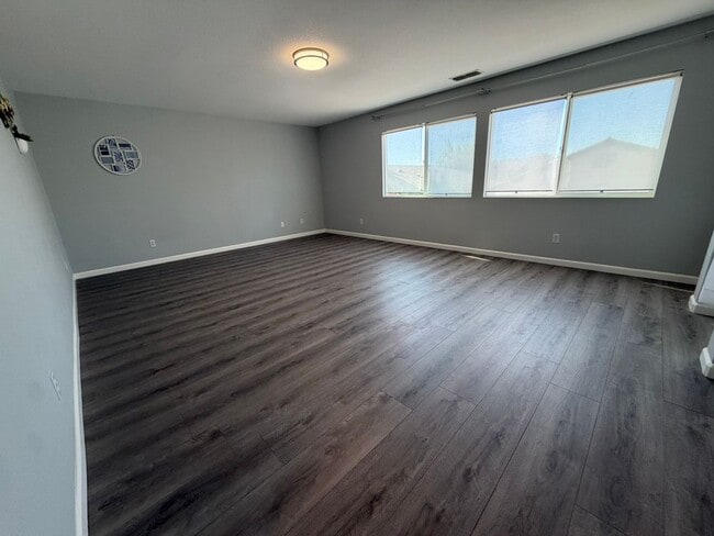 Building Photo - AVAILABLE NOW! LEASE TODAY! 4 Bedroom 3 Bath Elk Grove Home with Bonus Room!