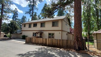 Building Photo - 1121 Illini Dr