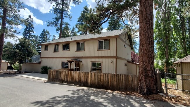 Building Photo - 1121 Illini Dr