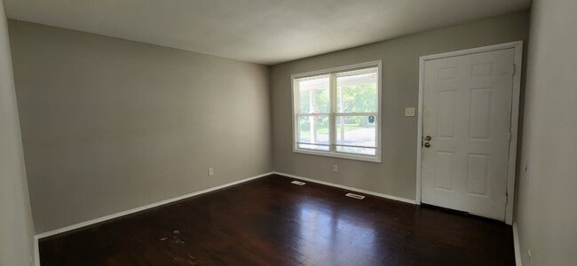 Building Photo - Lovely 3 Bedroom 1.5 Bathroom Home