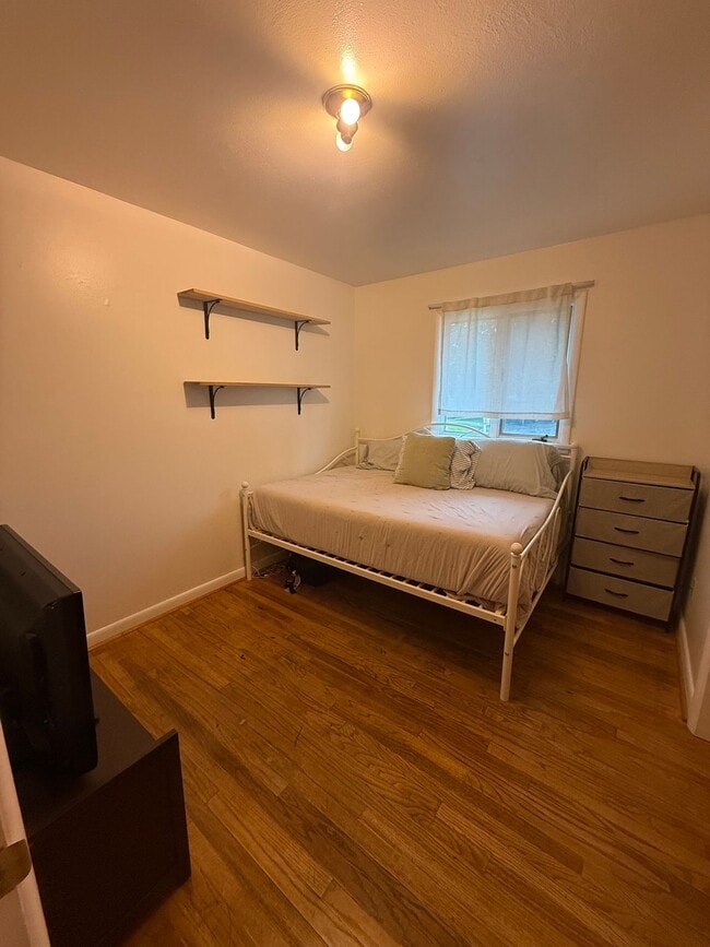 Primary Photo - FULLY FURNISHED Midtown Three Bedroom Space for Rent, Great Location!