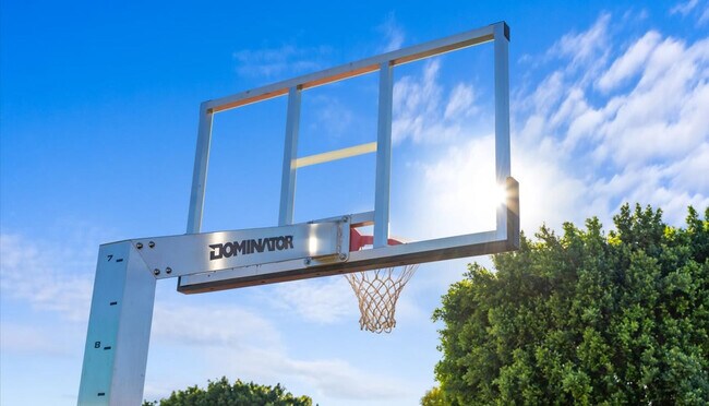 Building Photo - 2431 E Laurel St