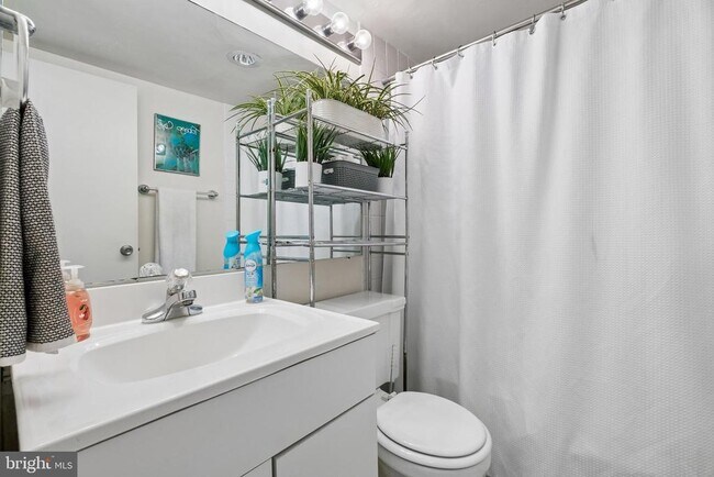 Building Photo - 220 Locust St