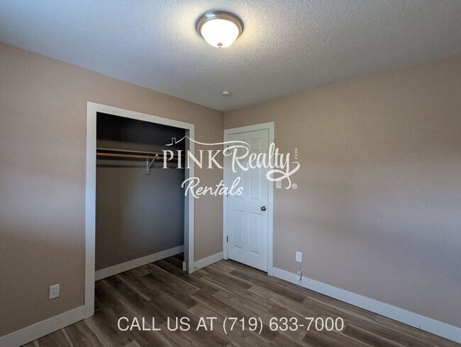 Building Photo - 2545 Lelaray St