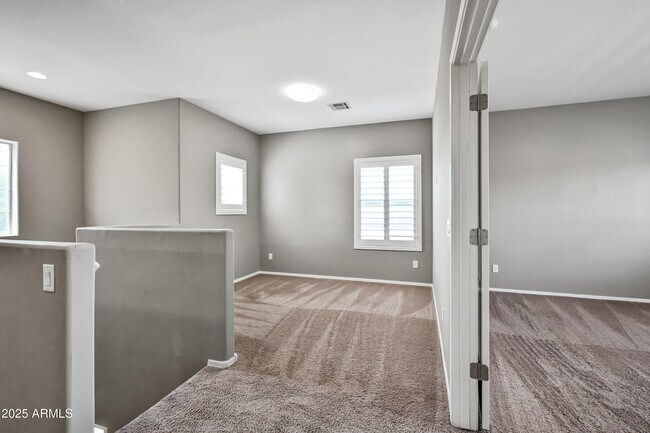Building Photo - 634 W Kerry Ln