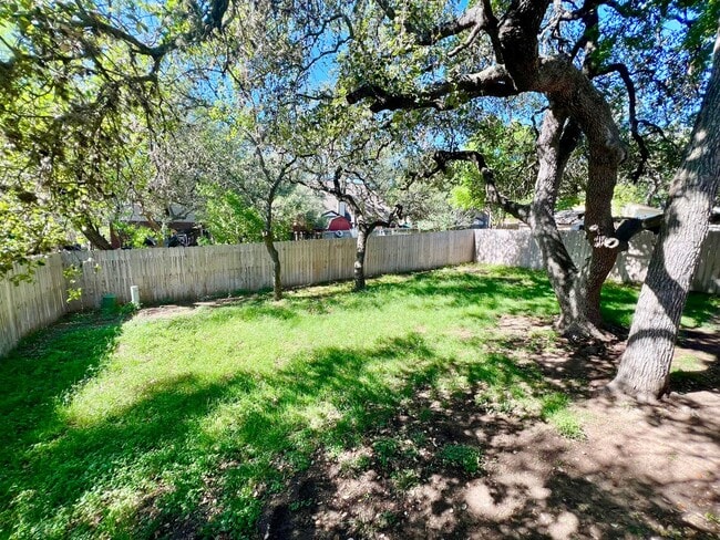 Building Photo - *COMING SOON* Pet-Friendly 3BD/2.5BA with Bonus Loft, Deck & Garden Tub – Near Tezel Rd!