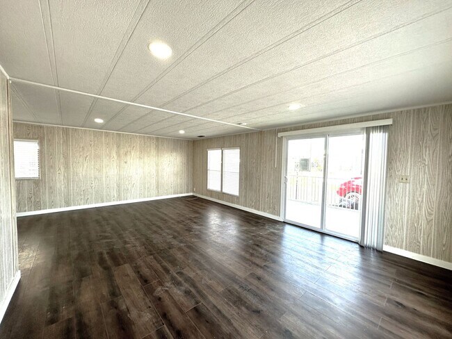 Building Photo - Stunning 2/2 Home in 55+ Leesure Village