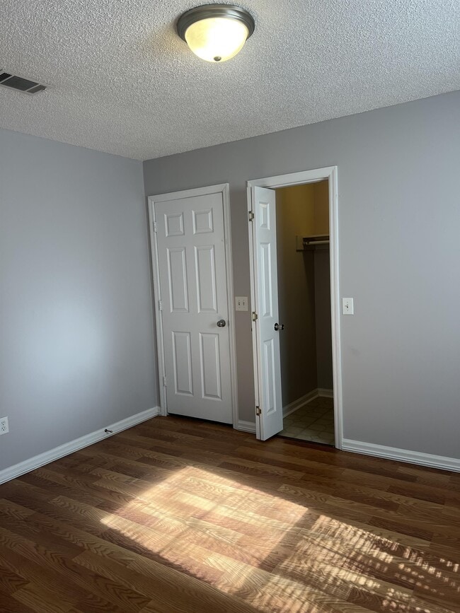 Building Photo - 934 Pineland Ave