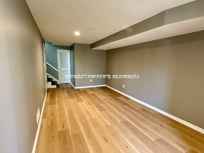 Building Photo - Large Updated 3 Bedroom/2 Bath Duplex in L...