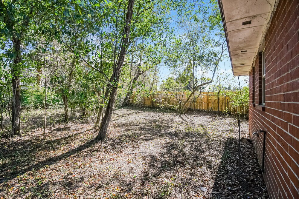 Building Photo - 908 Deerwood Cir S