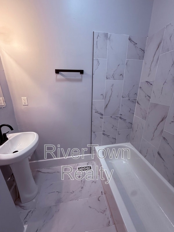 Building Photo - 2184 Cowden Ave