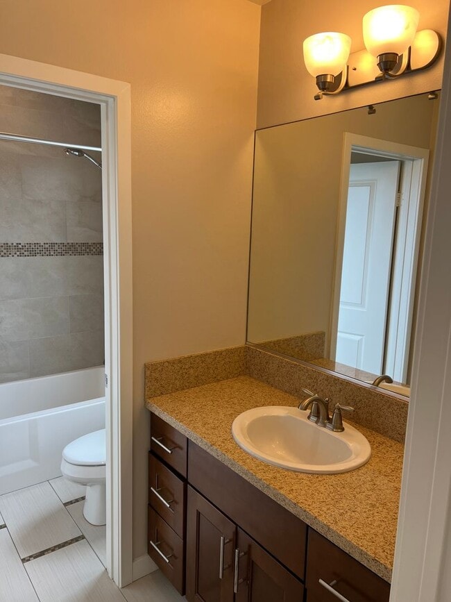 Building Photo - Modern 3 Bed/ 4 Bath, Detached, Private Dr...